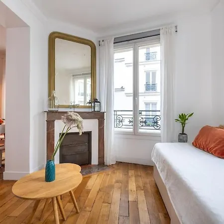 Cosy With 270 Degrees View On Streets * Paris