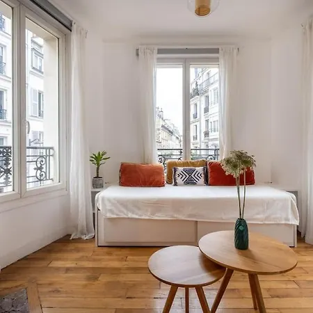 Cosy With 270 Degrees View On Streets Apartment