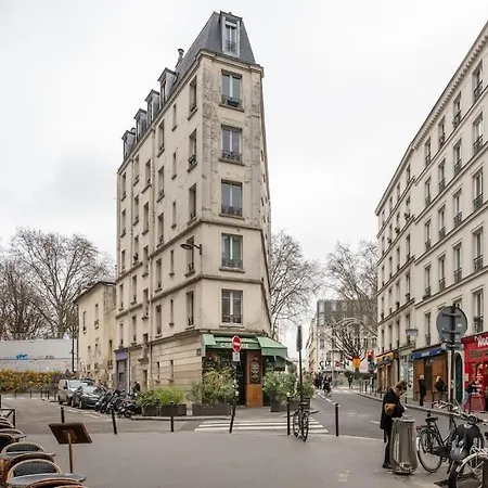 Cosy With 270 Degrees View On Streets Apartment