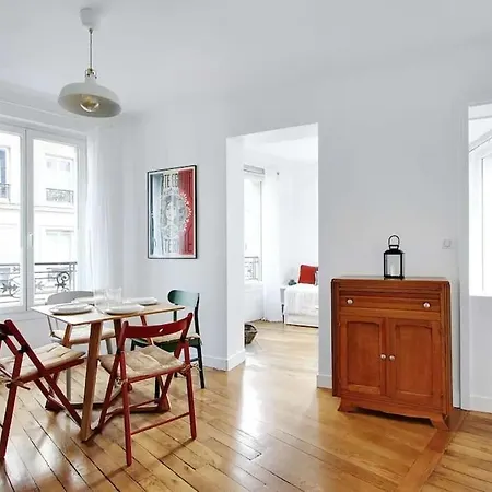 Cosy With 270 Degrees View On Streets Apartment *