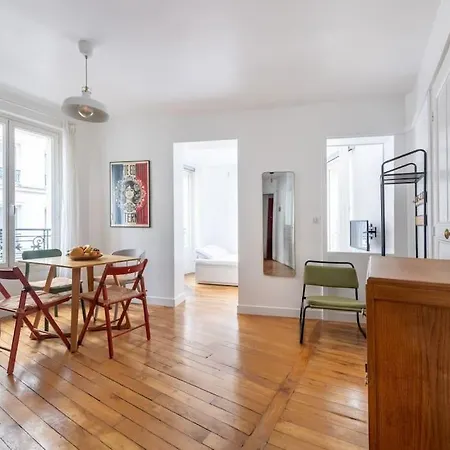 Cosy With 270 Degrees View On Streets Apartment Paris